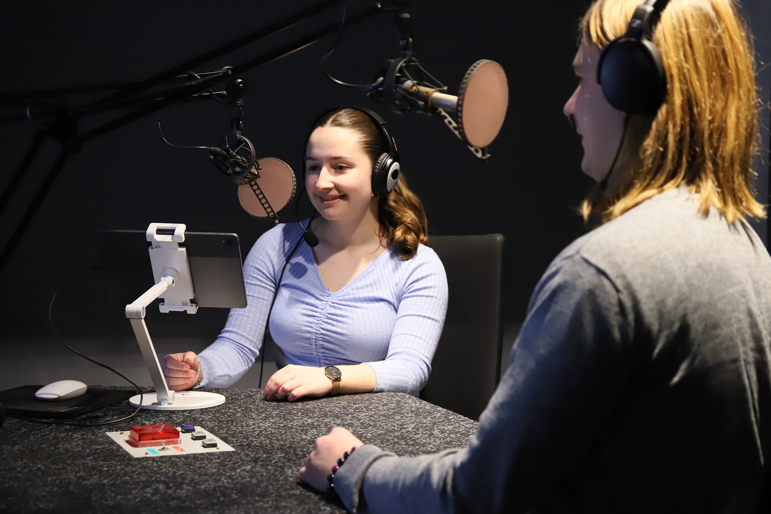 Man sieht zwei Jugendliche im Tonstudio.