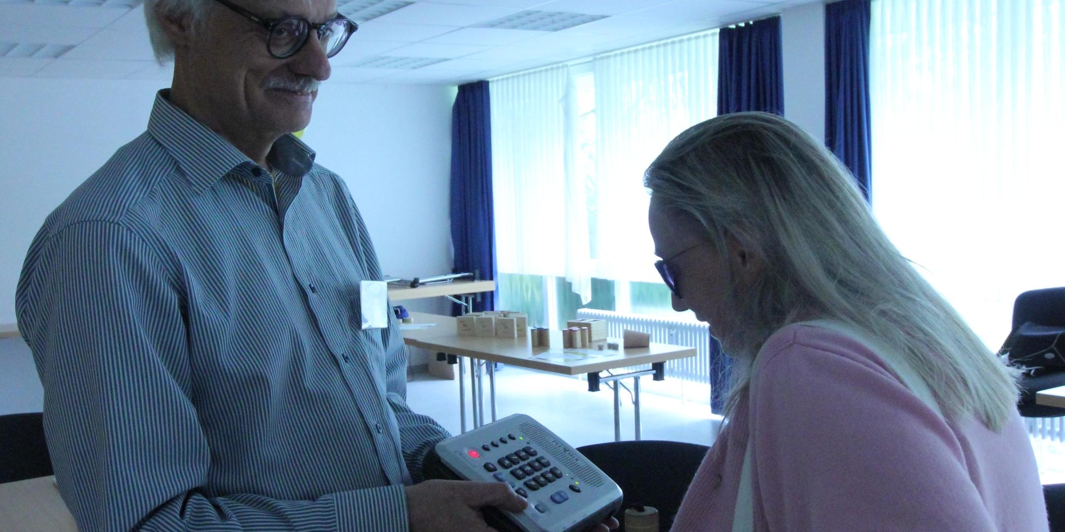 Clemens Berwanger, Mitarbeiter der Tonpost, im Gespräch mit einer Hörerin.