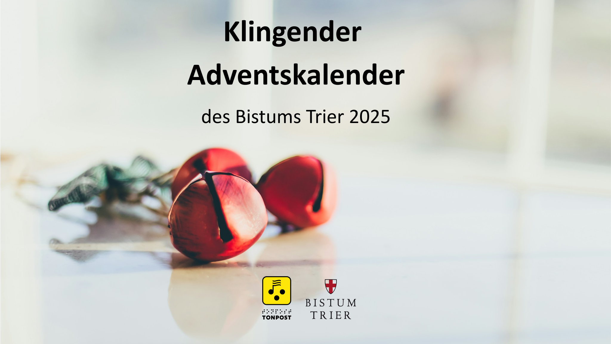 Rote Glöckchen auf weißem Hintergrund